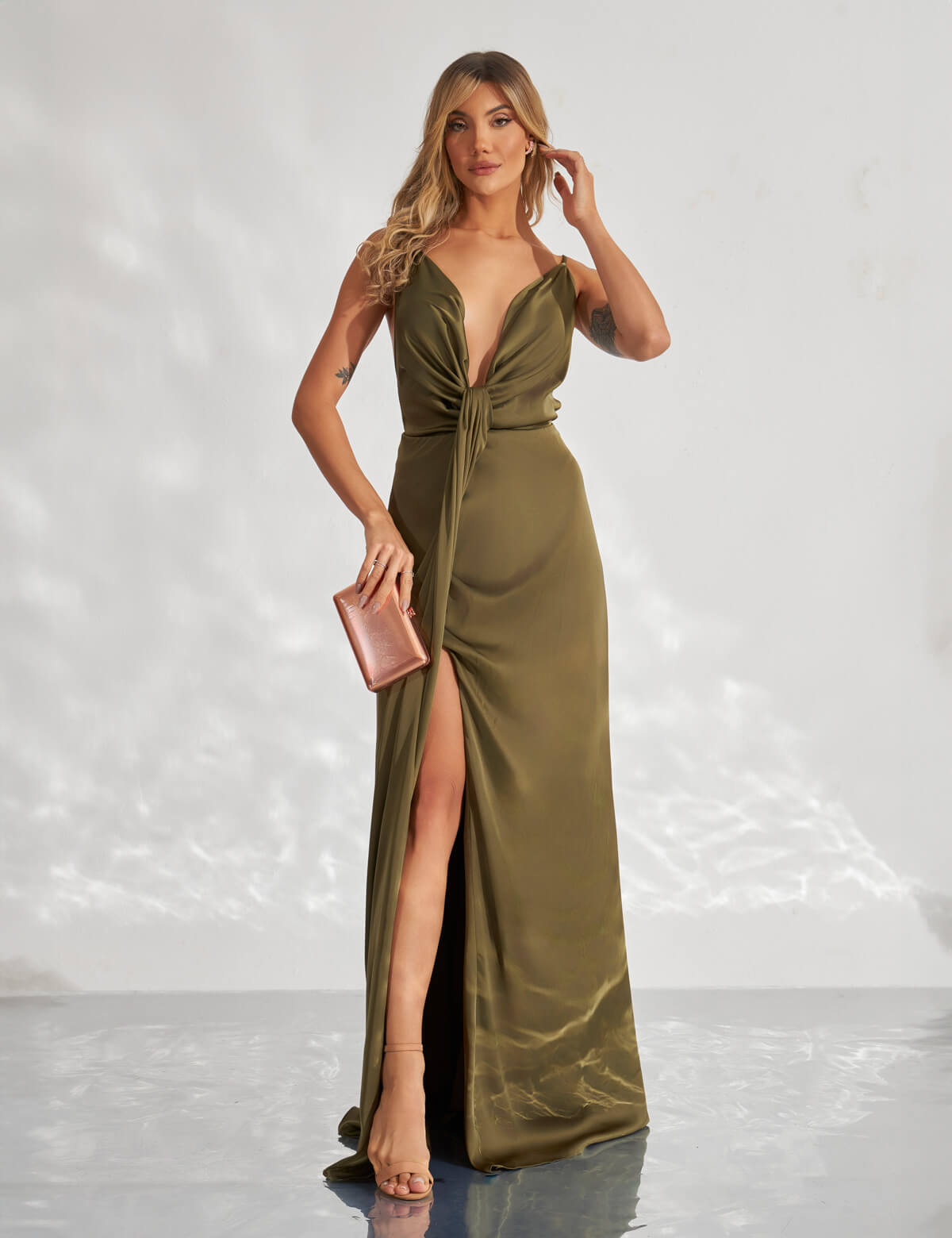 vestido-longo-verde-oliva-em-cetim-chloe-1747069490